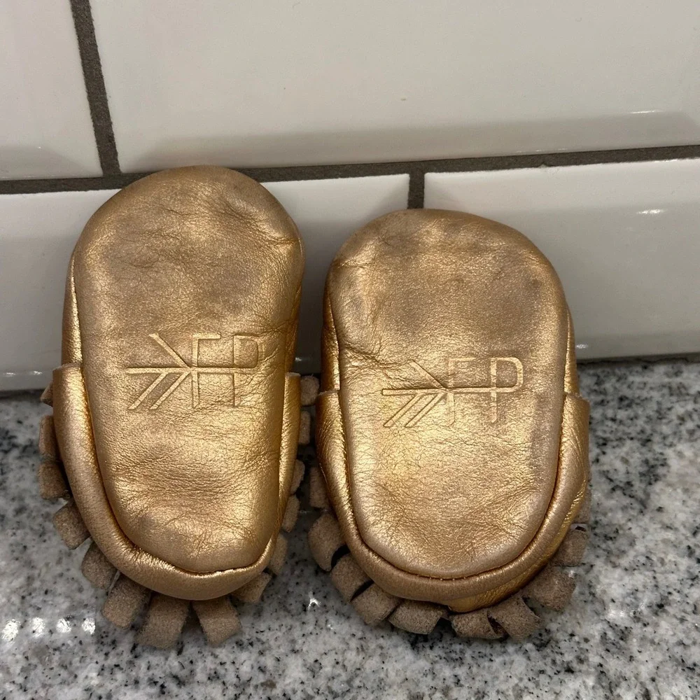 Freshly Picked‎ Size 1 Rose Gold Metallic Leather Baby Moccasins Crb shoes Soft